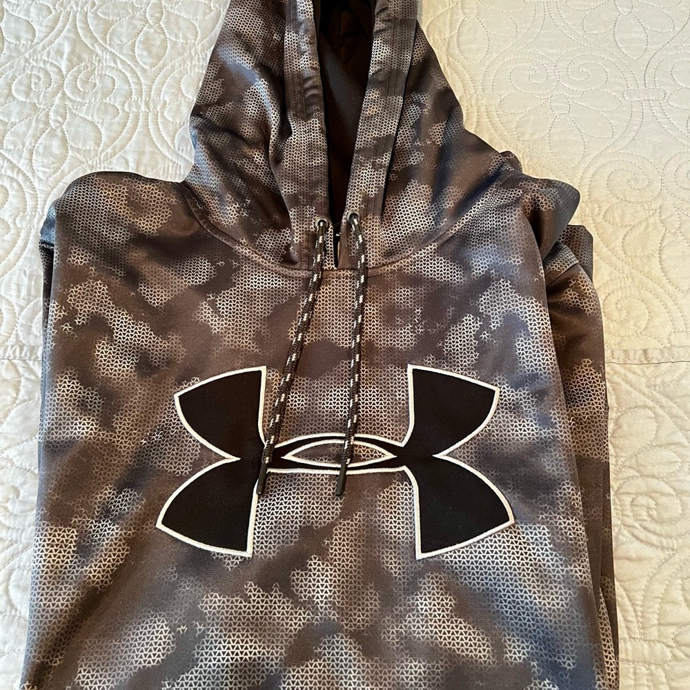Men’s 2XL Under Armour Black and Gray Camo Hoodie